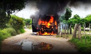 Atenção: Ônibus escolar com crianças pegou fogo na zona rural, nesta sexta-feira. Novas informações