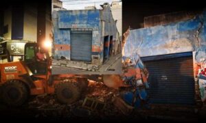 Conquista: Com risco iminente de desabamento, PMVC realiza demolição de imóvel próximo à Praça Tancredo Neves