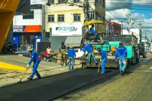 Conquista: Nova camada asfáltica renova infraestrutura de trecho da Avenida Brumado. Sinalização virá logo depois