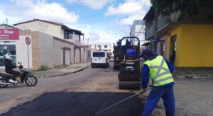 Operação Tapa-Buraco recupera asfalto danificado pelas chuvas em diversas ruas de Vitória da Conquista