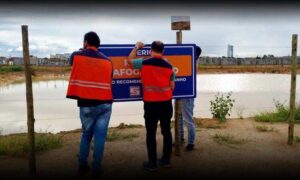 Conquista: Defesa Civil instala placas na bacia de contenção do Vila América com alerta para risco de afogamento