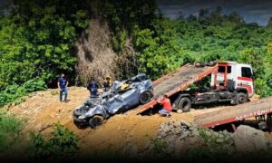 Conquista: Totalmente destruído, carro de aplicativo em que Rosânia Silva estava é retirado do Rio Verruga