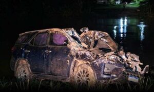 Atenção: Carro com três jovens que saiu de Vitória da Conquista capotou e caiu da ponte sobre o Rio Pardo