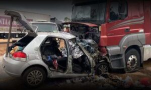 Tragédia: Seis pessoas da mesma família morreram após colisão entre carro e carreta. Vítimas seguiam para Bahia
