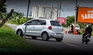 Susto em Conquista: Veículo em alta velocidade invade canteiro central da Avenida Olívia Flores, neste domingo