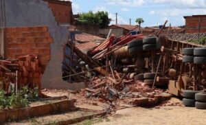 Carreta bitrem desgovernada invade residência deixando quatro pessoas feridas. Novas informações