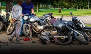 Conquista: Várias motocicletas são atingidas por carro desgovernado nesta manhã, no Terras Alphaville