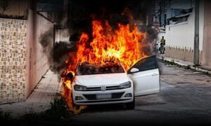 Atenção: Carro pegou fogo na manhã desta quinta-feira no bairro Recreio. Bombeiros contiveram as chamas