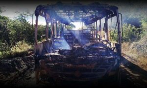 Urgente: Ônibus repleto de estudantes pegou fogo na zona rural. Passageiros conseguiram evacuar a tempo