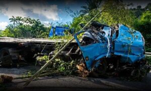 Trágico: Motorista morre após perder controle da direção, ser arremessado e atropelado pelo próprio caminhão