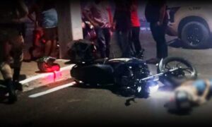 Atenção: Motociclista sem CNH é socorrida após colidir com caminhonete nesta noite de quarta-feira