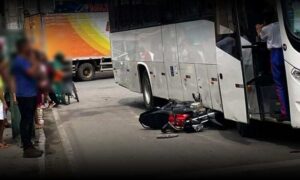 Atenção: Condutor perde controle e motocicleta vai parar embaixo de ônibus, nesta quarta-feira, no centro da cidade