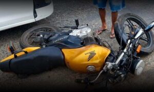 Conquista: Grave acidente com motocicleta nesta manhã no Anel Viário, próximo ao acesso à Urbis VI