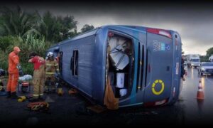 Urgente: Ônibus da Cidade Sol tomba e uma pessoa morre na madrugada desta terça-feira. Novas informações