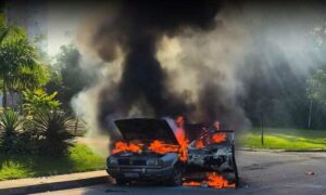 Urgente: Carro sofre pane elétrica e é completamente consumido pelas chamas na manhã desta quarta-feira