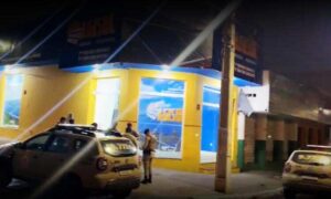 Atenção: Dois adolescentes são apreendidos pela PM após arrombarem loja na Avenida Régis Pacheco