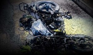 Região: Homem tem moto incendiada após recusar emprestar R$ 5 para indivíduo, que fugiu e é procurado pela PM