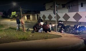 VÍDEO: Mulher passa mal em cima da motocicleta e é socorrida por populares, na Rosa Cruz com a Presidente Vargas