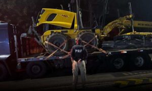 Motorista preso em flagrante: PRF localiza e apreende na BR-116 motoniveladora avaliada em R$ 700 mil