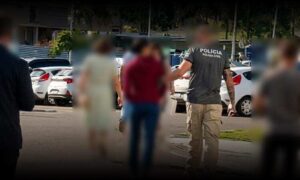 Conquista: Veja o momento em que mulher é presa em shopping no Candeias, suspeita da morte do ex-companheiro