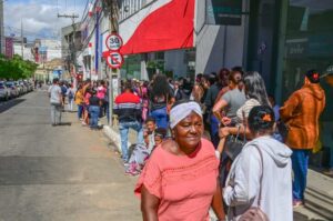 Situação insustentável: Procon notifica agência bancária por descumprimento de leis municipais em Vitória da Conquista