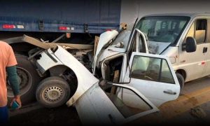 Milagre? Três pessoas escapam com ferimentos leves após carro ser esmagado entre caminhão e van