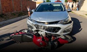 Atenção: Motociclista é atingida e arremessada por carro de passeio. SAMU foi acionado para socorrer a vítima