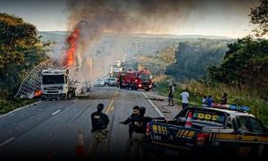 Atenção: Caminhão é tomado pelo fogo nesta tarde na BR-116, em Vitória da Conquista. Tráfego foi interrompido