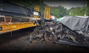 Atenção: Três pessoas morrem após caminhonete colidir em carreta na BR-110. Vítimas ficaram presas às ferragens