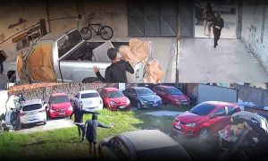 Imagens fortes: Veja o momento em que criminosos invadem oficina e matam homem com dezenas de disparos