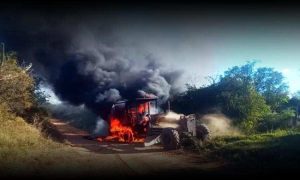 VÍDEO: Motoniveladora da Prefeitura pegou fogo durante manutenção de estrada na zona rural. Veja as imagens