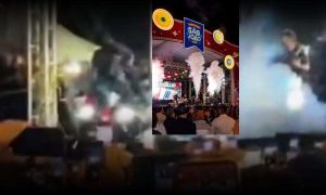 VÍDEO: Veja o momento em que parte de palco cede durante apresentação de Amado Batista em Itapetinga
