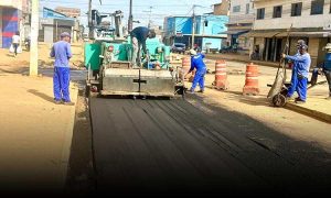 Vila América: Prefeitura de Vitória da Conquista avança com pavimentação asfáltica na Avenida Francisco Sabino