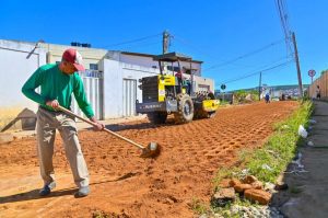 Prefeitura de Vitória da Conquista prepara travessa no Bairro Primavera para receber pavimentação asfáltica