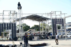 Na véspera da estreia, Arraiá da Conquista ganha forma no Parque de Exposições com trabalho intenso nos bastidores