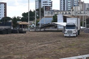 Arraiá da Conquista: Montagem do palco principal e instalação de banheiros avançam no Parque de Exposições