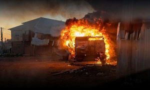 Atenção: Veículo pegou fogo e fica completamente destruído. Populares usaram caminhão-pipa para conter as chamas
